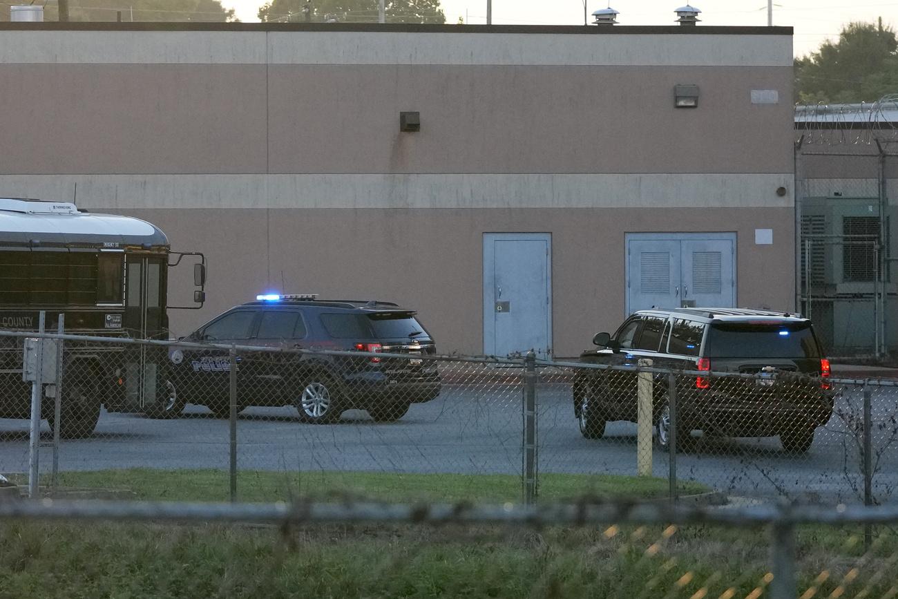Le véhicule transportant l'ancien président Donald Trump, à droite, arrive à la prison du comté de Fulton, jeudi 24 août 2023, à Atlanta. [Keystone - Alex Brandon]