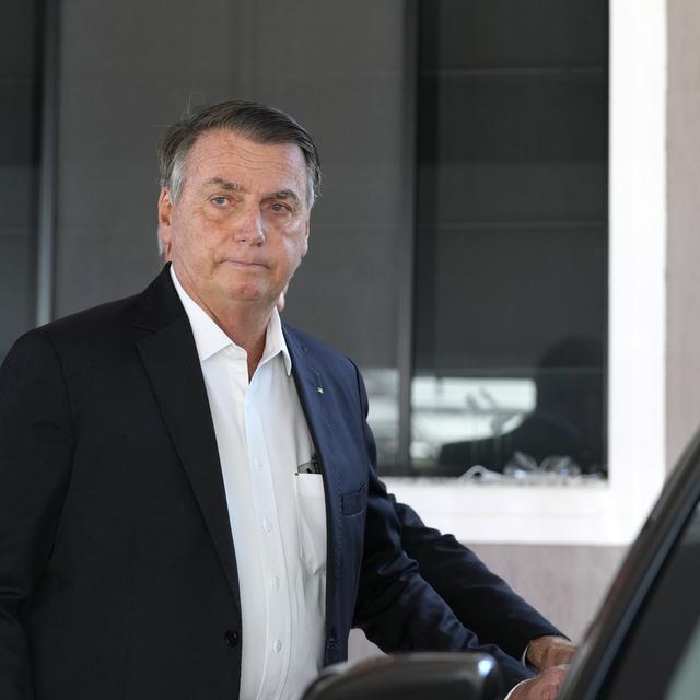 L'ancien président brésilien Jair Bolsonaro a été entendu par la police fédérale dans le cadre de faux certificats de vaccination. [Keystone/AP Photo - Eraldo Peres]