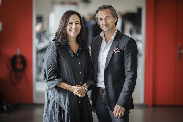 La neuroscientifique et neurochirurgienne suisse Jocelyne Bloch (à gauche) et le neuroscientifique français Grégoire Courtine (à droite) posent lors d'une présentation à la presse, à Lausanne, le vendredi 3 novembre 2023. [Keystone - Valentin Flauraud]