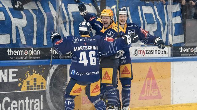 La joie de Lino Matschini et de Dario Simion avec leur topscorer Jan Kovar. [Martin Meienberger]