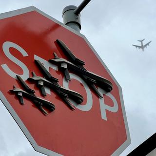 Une oeuvre d'art sur un panneau de signalisation à Londres a soudainement disparu vendredi. Elle a été emportée par un homme en courant tout juste après avoir été revendiquée par Banksy. [reuters - Joe Brown]