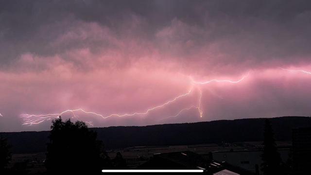 Un nombre inhabituellement élevé d'éclairs ont déchiré le ciel suisse. [Vos Infos - Kacper Skowron]