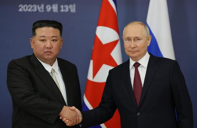 Kim Jong Un et Vladimir Poutine se sont rencontrés lors d'un sommet le 13 septembre au cosmodrome de Vostotchny (Russie). [POOL / AFP - Vladimir Smirnov]