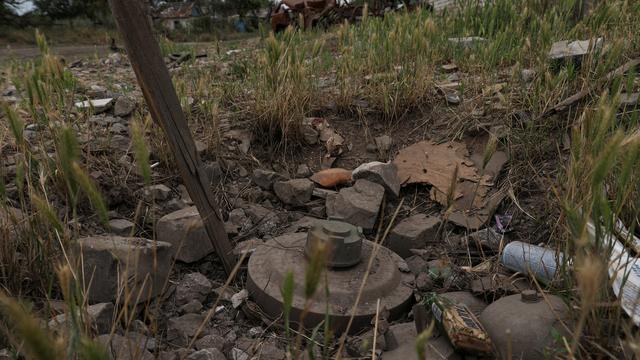 Une mine antichar est vue dans le village de Neskuchne, récemment repris par les forces armées ukrainiennes, au milieu de l'attaque de la Russie contre l'Ukraine, près d'une ligne de front dans la région de Donetsk, Ukraine le 8 juillet 2023 [reuters - Sofiia Gatilova]