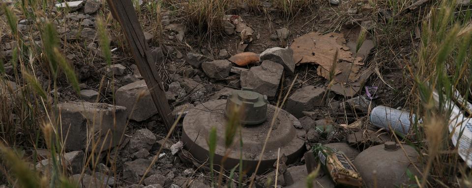 Une mine antichar est vue dans le village de Neskuchne, récemment repris par les forces armées ukrainiennes, au milieu de l'attaque de la Russie contre l'Ukraine, près d'une ligne de front dans la région de Donetsk, Ukraine le 8 juillet 2023 [reuters - Sofiia Gatilova]