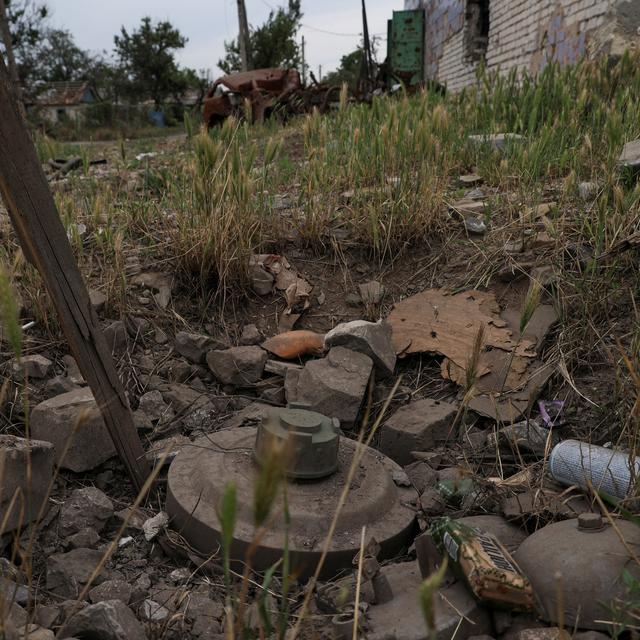 Une mine antichar est vue dans le village de Neskuchne, récemment repris par les forces armées ukrainiennes, au milieu de l'attaque de la Russie contre l'Ukraine, près d'une ligne de front dans la région de Donetsk, Ukraine le 8 juillet 2023 [reuters - Sofiia Gatilova]