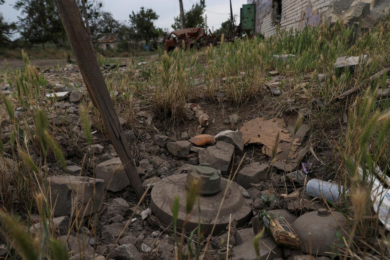 Une mine antichar est vue dans le village de Neskuchne, récemment repris par les forces armées ukrainiennes, au milieu de l'attaque de la Russie contre l'Ukraine, près d'une ligne de front dans la région de Donetsk, Ukraine le 8 juillet 2023 [reuters - Sofiia Gatilova]