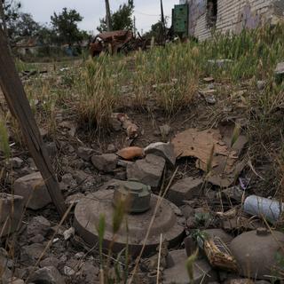 Une mine antichar est vue dans le village de Neskuchne, récemment repris par les forces armées ukrainiennes, au milieu de l'attaque de la Russie contre l'Ukraine, près d'une ligne de front dans la région de Donetsk, Ukraine le 8 juillet 2023 [reuters - Sofiia Gatilova]