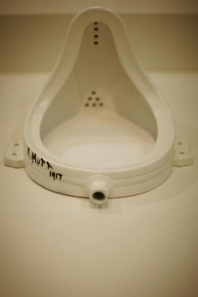 "Fontaine", de l'artiste Marcel Duchamp, ici exposée à la Tate Modern de Londres en 2008. [AFP - BEN STANSALL]