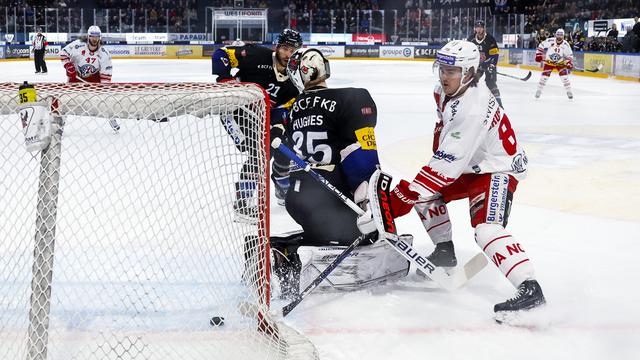 Brueschweiler inscrit ici le 4-1 pour les Lakers, aux dépens de Hughes. [KEYSTONE - Peter Klaunzer]