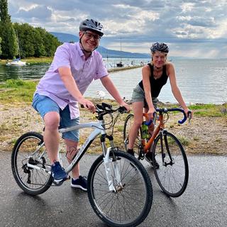 Nicolas Kessler et Maya Chollet arrivent à vélo sur le lieu de l'émission On se jette à l'eau du 21 juillet 2023. [RTS - Anouk Wehrli]
