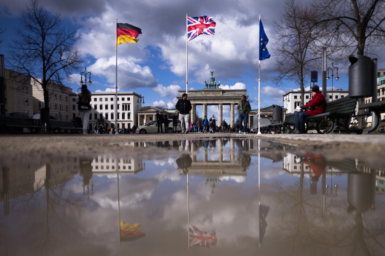 La célèbre avenue Unter den Linden était pavoisée avec le drapeau britannique en l'honneur du souverain et de la reine consort, attendus sur place vers 15h00. [KEYSTONE - MARKUS SCHREIBER]