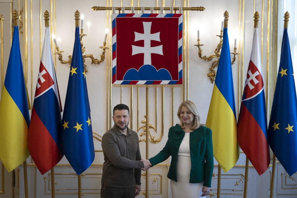 La présidente slovaque Zuzana Caputova et le président ukrainien Volodymyr Zelensky se au palais présidentiel de Bratislava, en Slovaquie. [AFP - Tomas Benedikovic]