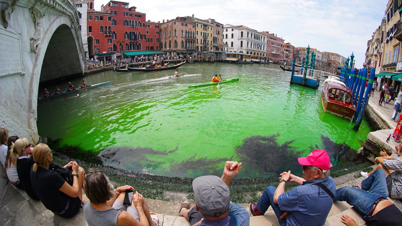 Dimanche 28 mai: un tronçon du Grand Canal de Venise, près du pont du Rialto, a viré au vert fluorescent. [AFP]