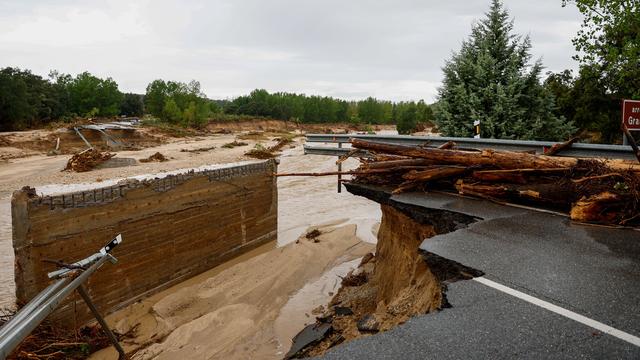 Vue d'une route endommagée à Aldea del Fresno, dans la région de Madrid, après les inondations qui ont frappé l'Espagne, le 4 septembre 2023. [Keystone - EPA/RODRIGO JIMENEZ]