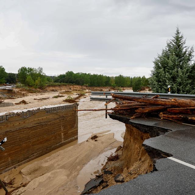Vue d'une route endommagée à Aldea del Fresno, dans la région de Madrid, après les inondations qui ont frappé l'Espagne, le 4 septembre 2023. [Keystone - EPA/RODRIGO JIMENEZ]