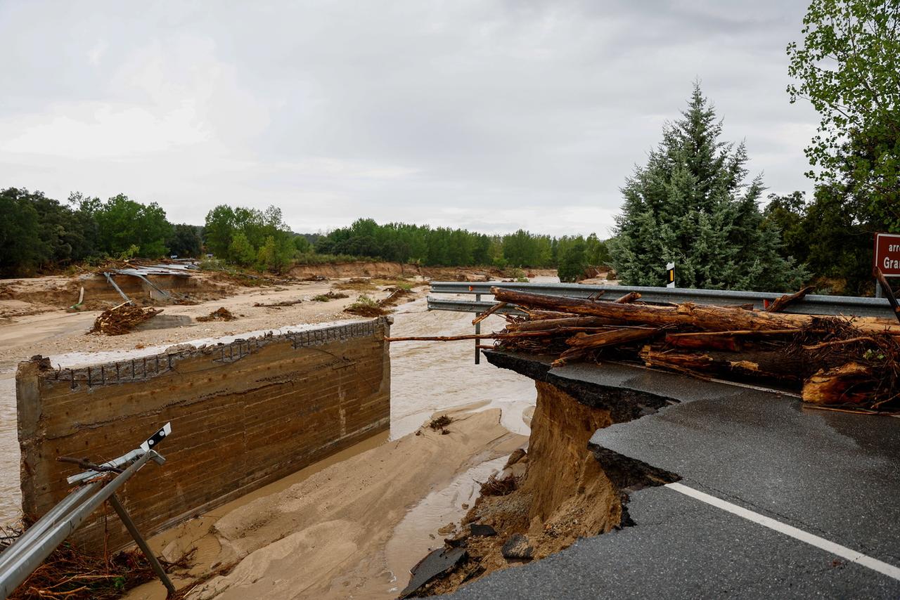 Vue d'une route endommagée à Aldea del Fresno, dans la région de Madrid, après les inondations qui ont frappé l'Espagne, le 4 septembre 2023. [Keystone - EPA/RODRIGO JIMENEZ]