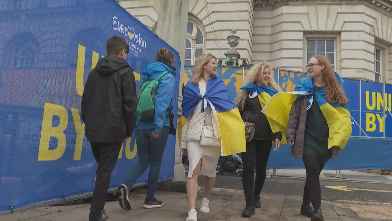 Anna et ses amies à l''Eurovision village" de Liverpool. [RTSinfo - Tamara Muncanovic]