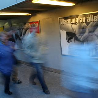 Une affiche en faveur du "non" au référendum sur l'acceptation du traité bilatéral Schengen-Dublin sur la libre-circulation des personnes entre la Suisse et l'UE en 2005. [Keystone - Alessandro della Valle]