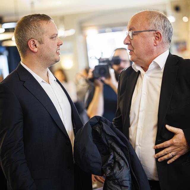 Pierre-Yves Maillard (droite) estime que l'alliance entre le Parti socialiste et les Vert.e.s fonctionne toujours. [Keystone - Valentin Flauraud]