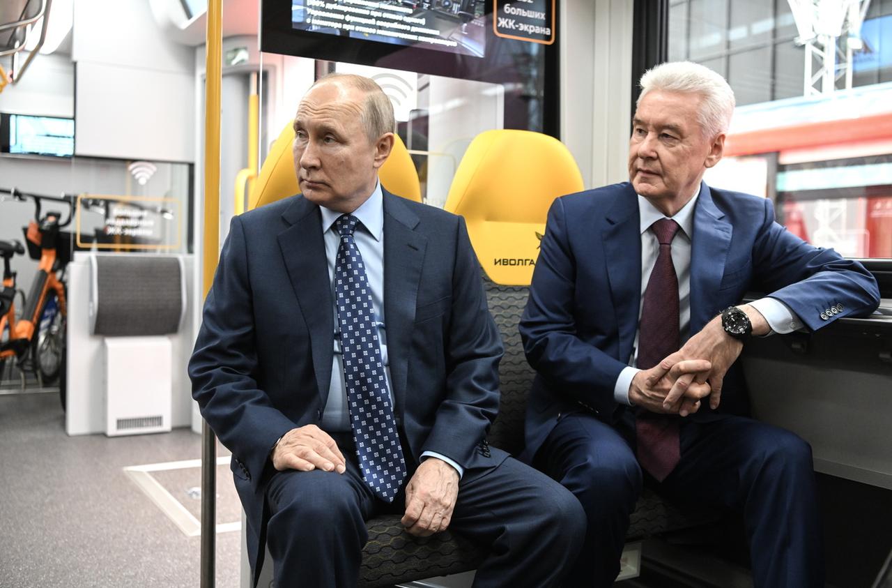 Sur cette image officielle russe, Vladimir Poutine et Sergueï Sobianine explorent une station de la nouvelle ligne du métro moscovite, le 17 août 2023. [Keystone - Kristina Kormilitsyna/Sputnik/Kremlin]