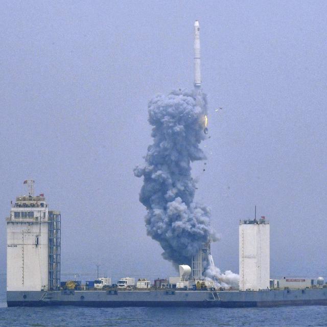 La Chine lance pour la première fois une fusée à partir d'une plate-forme mobile dans la mer Jaune, envoyant dans l'espace cinq satellites commerciaux et deux autres contenant une technologie expérimentale. Province de Shandong, le 5 juin 2019. [Keystone via AP - Zhu Zheng/Xinhua]