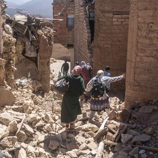 Des marocains fuient les décombres après le séisme au Maroc. [AP Photo/Keystone - Mosa'ab Elshamy]