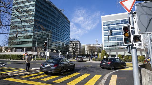 Une vue de réaménagement d'un carrefour à Genève, où un giratoire a été supprimé pour privilégier des feux signalisations, photographié à l'occasion de la mise en service de la ceinture urbaine le 9 mars 2023. [Keystone - Martial Trezzini]