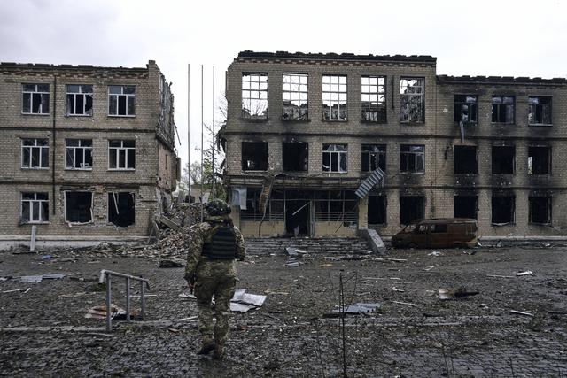 Un soldat ukrainien dans les rues d'Avdiïvka (image d'archive). [Keystone/AP Photo - Libkos]