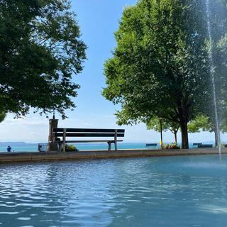 Le bain de fontaine sur la place Agota Kristof face au lac de Neuchâtel dans l'émission On se jette à l'eau du 19 juillet 2023. [RTS - Cécile Guérin]