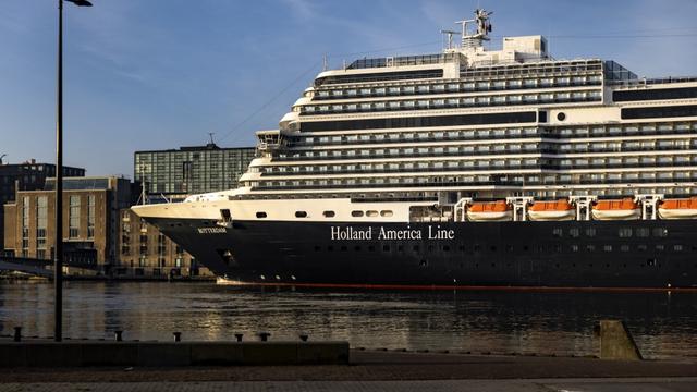 Pour lutter contre le tourisme de masse, le conseil communal d'Amsterdam a adopté jeudi une motion visant la fermeture d'un important terminal de bateaux de croisière dans son centre-ville. [afp - Ramon van Flymen]