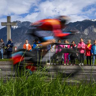 Mardi 25 avril: le prologue du Tour de Romandie lors de son passage au Bouveret. La course contre la montre sur 6,8 kilomètres a été remportée par le Tchèque Josef Cerny. [Keystone - Jean-Christophe Bott]
