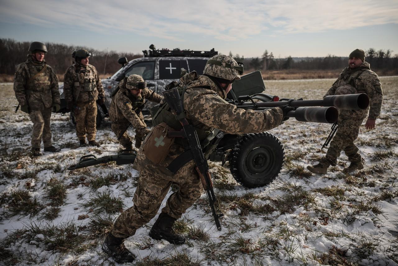 Des militaires ukrainiens montrent un canon antiaérien ZU-23-2 près de Kiev, en Ukraine, le 30 novembre 2023. [KEYSTONE - OLEG PETRASYUK]