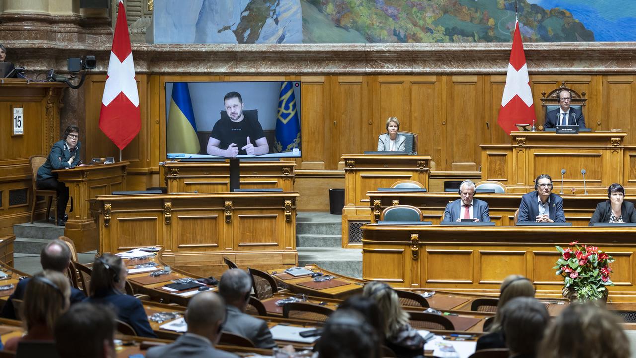 Les parlementaires fédéraux écoutent Volodymyr Zelensky. [Keystone - Peter Klaunzer]