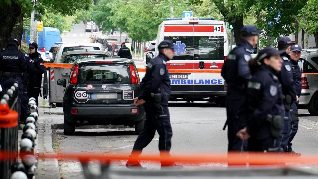 Une ambulance et des policiers sur le site de la fusillade à Belgrade. [AFP - Oliver Bunic]