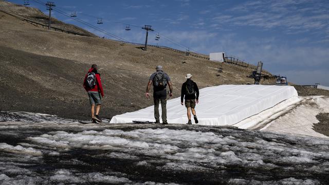 La neige manque de plus en plus à cause du réchauffement climatique et les scientifiques craignent que les glaciers fondent rapidement. [Keystone - Jean-Christophe Bott]