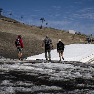 La neige manque de plus en plus à cause du réchauffement climatique et les scientifiques craignent que les glaciers fondent rapidement. [Keystone - Jean-Christophe Bott]