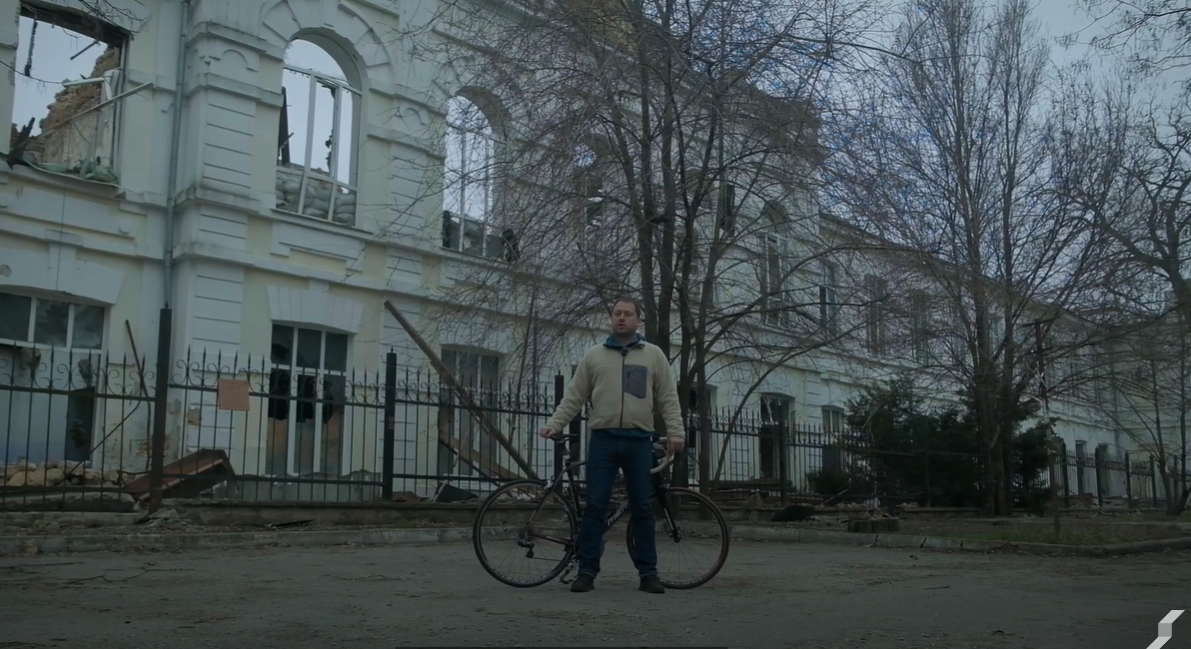 C'est à l'aide d'une caméra fixée sur son vélo qu'Alexei Sandakov témoigne du quotidien des habitants de Khersov. [Stepline Agency]