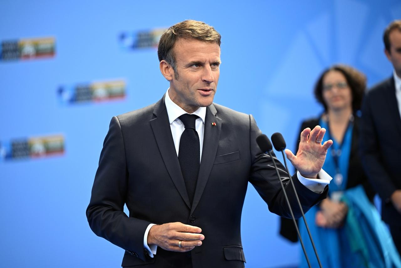 Emmanuel Macron à son arrivée à Vilnius pour le sommet de l'Otan. [Keystone - EPA/Filip Singer]