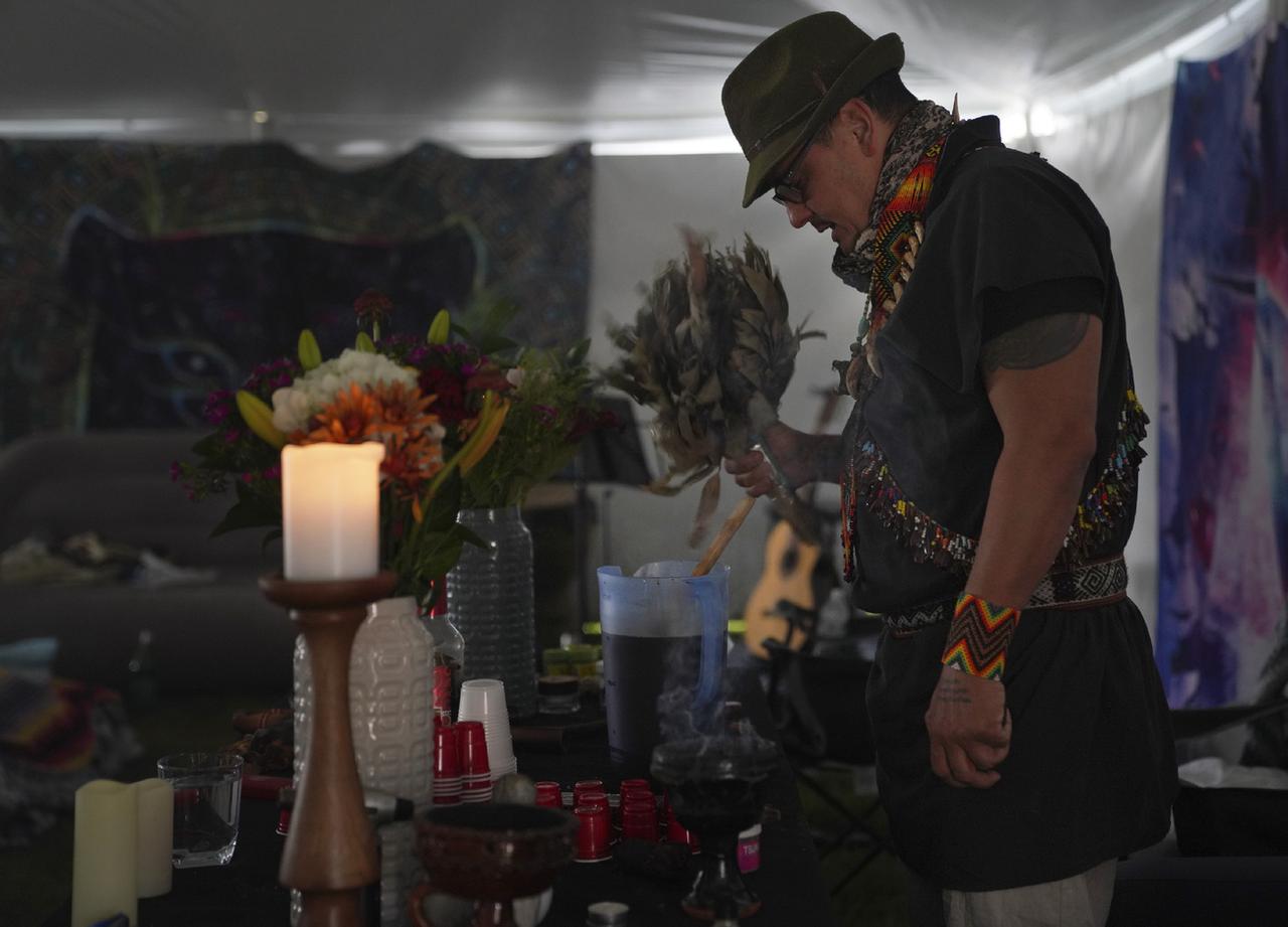 Un chaman colombien conduit la cérémonie de l'ayahuasca à la Hummingbird Church de Hildale, dans l’Utah. [AP/Keystone - Jessie Wardarski]