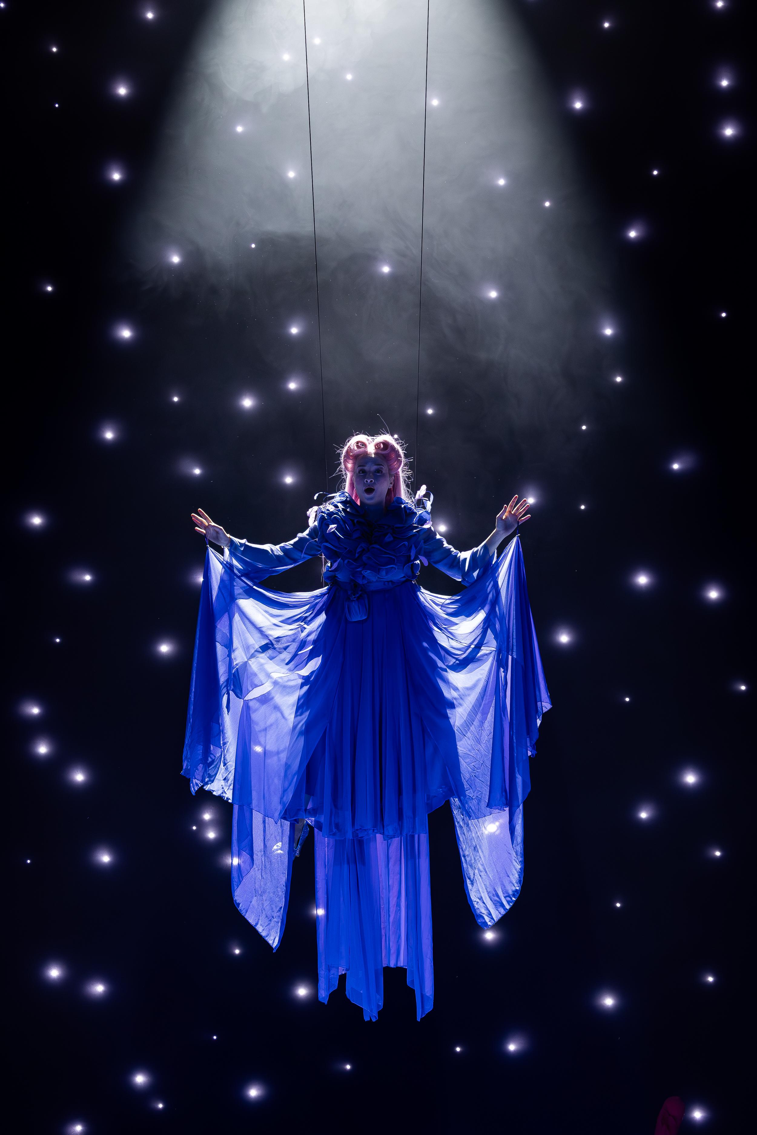 La fée marraine  (Emma Delannoy) dans "Cendrillon" de Pauline Viardot mise en scène par Gilles Rico. [Opéra de Lausanne - Cyril Zingaro]