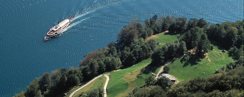 La prairie du Grütli vue du ciel en septembre 2003. Ce lieu, situé dans le canton d'Uri au bord du lac des Quatre-Cantons, est considéré comme le berceau de la Confédération suisse. Selon la légende, le Grütli est en effet le lieu où les premiers Confédérés se sont réunis lors de leur conjuration contre les baillis autrichiens. Dans l'imaginaire populaire, cet événement est largement confondu avec le pacte fédéral de 1291, qui est, lui, historique. [Keystone - Gaetan Bally]