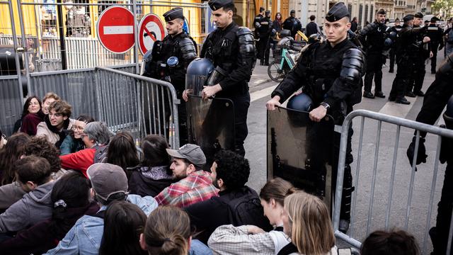 Des manifestants tentent de perturber l'AG de TotalEnergies. [AFP]