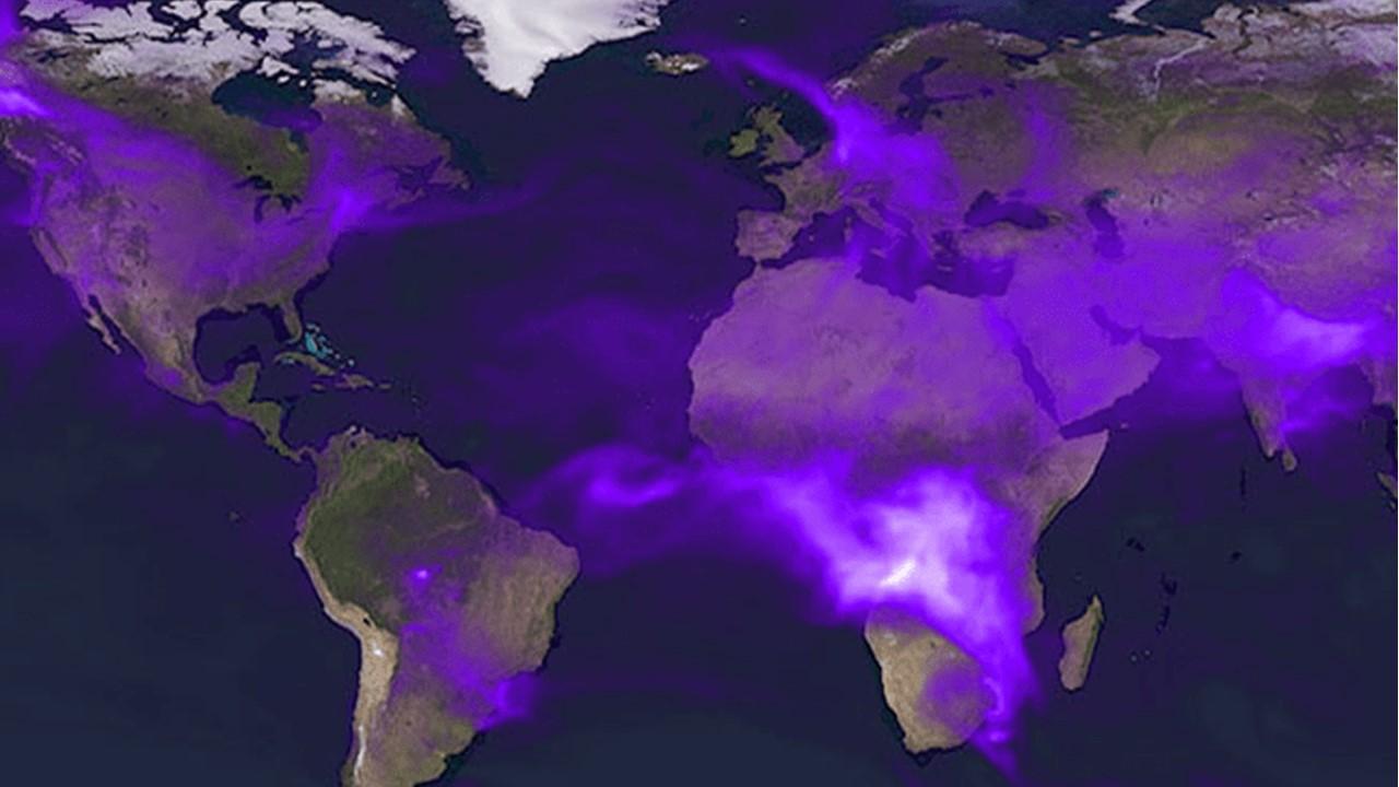 Le carbone noir est émis dans l'air lorsque des combustibles fossiles et des biocombustibles, tels que le charbon, le bois et le gazole, sont brûlés. Il est présent dans le monde entier. [NASA]