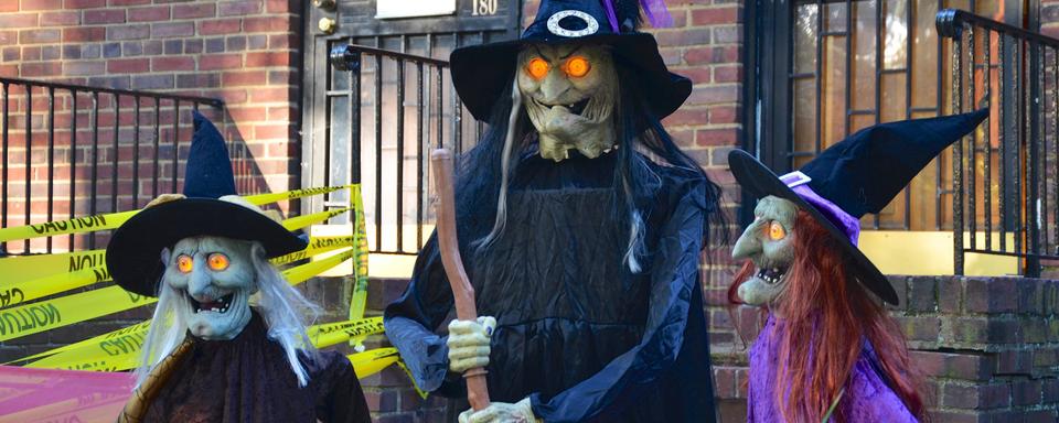 Des sorcières dans une rue de Salem lors d'Halloween. [CC BY-NC-SA 2.0 DEED - Joe Shlabotnik]