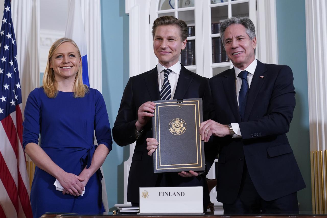 Le secrétaire d'État Antony Blinken et le ministre finlandais de la Défense Antti Hakkanen ont signé à Washington un accord de coopération en matière de défense, sous le regard de la ministre finlandaise des Affaires étrangères Elina Valtonen. [Keystone - Susan Walsh / AP Photo]