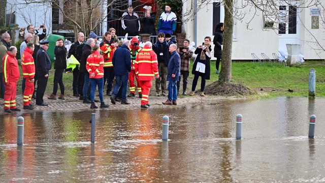 Le chancelier allemand Olaf Scholz (en bleu, au premier rang tout à droite) en visite en Basse-Saxe. [Keystone/DPA - Philipp Schulze]