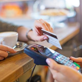 L'utilisation de plus en plus fréquente des nouvelles cartes de débit/crédit de Visa et Mastercard irritent les commerçants. [Depositphotos - pikselstock]