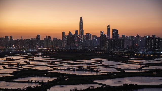 La mégapole de Shenzhen, vue de Hong Kong, est l'un des principaux centres économiques de Chine. [Keystone - Jerome Favre/EPA]