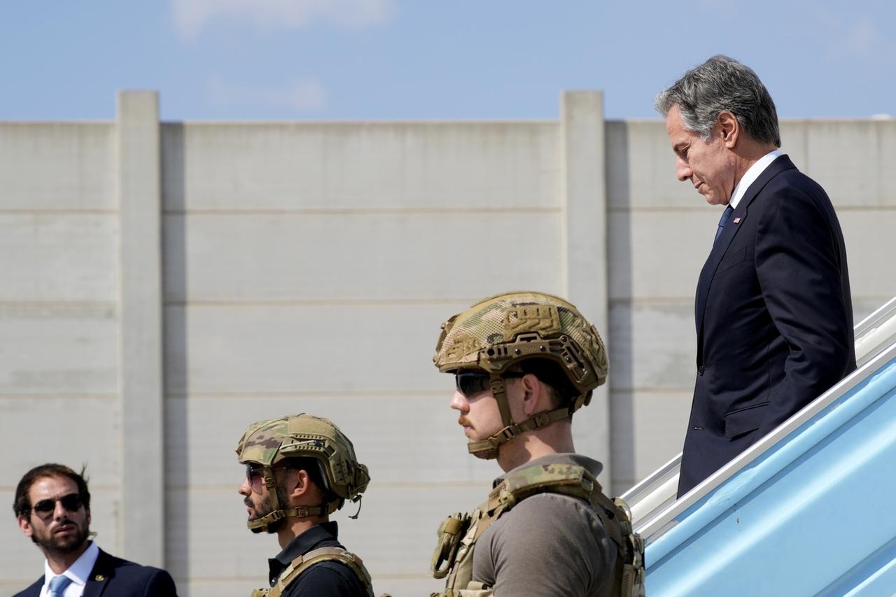 Antony Blinken est arrivé à Tel Aviv lundi 16 octobre. [Keystone - Jacquelyn Martin/AP Photo]